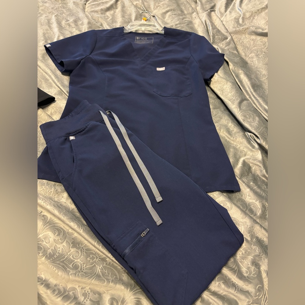 Figs Scrub Top & Figs High Rise Jogger Pants.